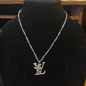 Luxurious Silver Necklace with Sparkling Pendant